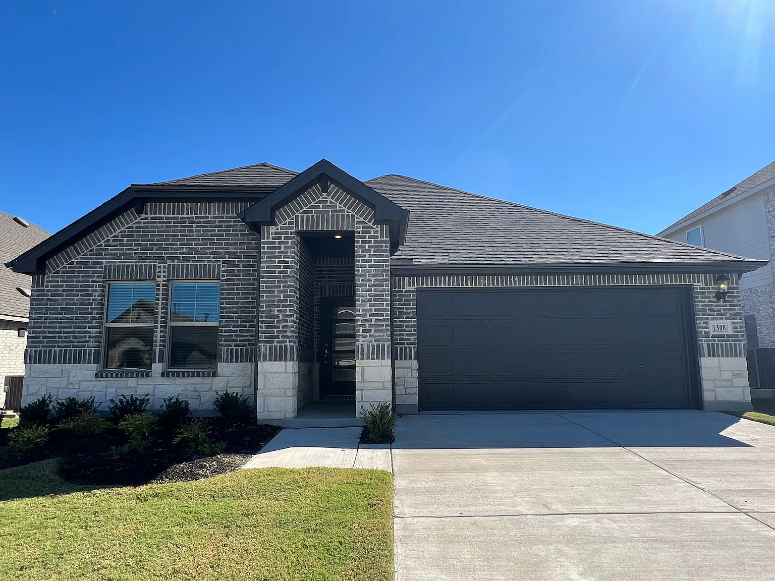 4 bed, 2.5 bath, 2059 sqft, $2,250 — Photo 2