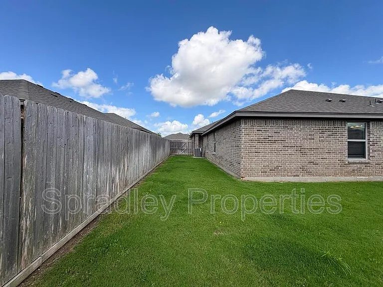 205B Sparrow Cv — Photo 15