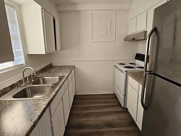 3rd image of 1965 Summer St APT B3