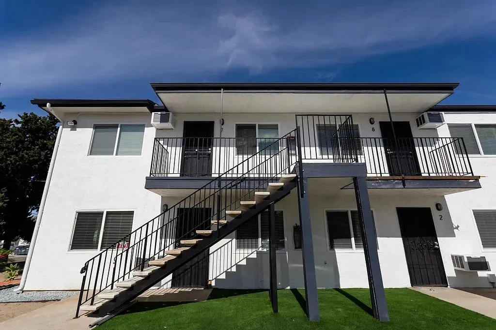 Lakeside, CA - Modern Comfort Meets Convenience Renovated 2 Bed / 1 Bath in Pet-Friendly Community — Photo 1