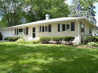 1710 Country Knoll Ln, Elgin, IL 60123