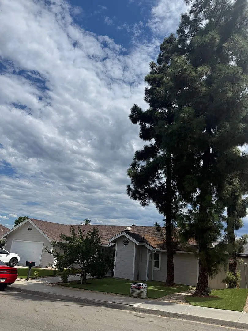 Gorgeous 3br/2ba Home W/Solar, Garage, Enclosed Yard In A Pristine Neighborhood — Photo 1