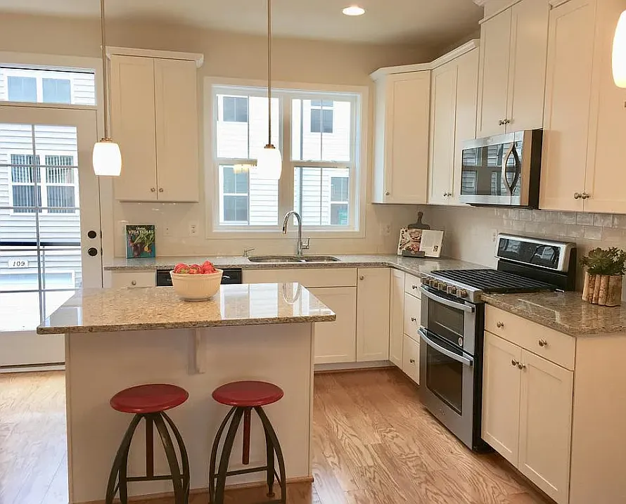 3 bed, 2.5 bath, 1850 sqft, $2,975 — Photo 2