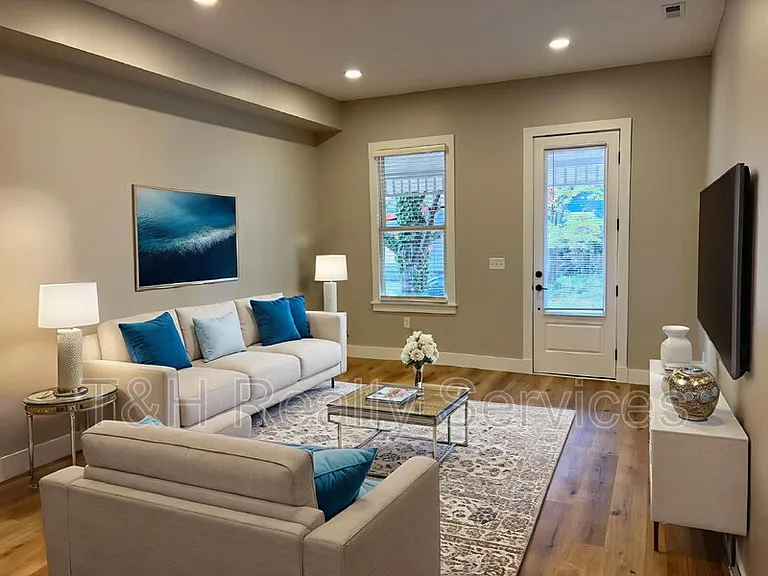 529 N Highland Ave — Photo 3
