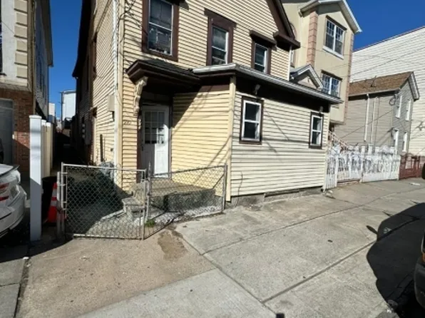 310 E Jersey St, Elizabeth City, NJ 07206