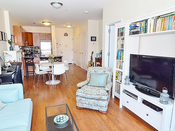 4th image of 1091 Jackson Ave APT 2