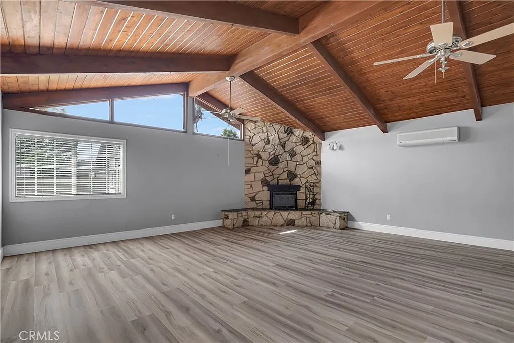 4 bed, 2330 sqft, $4,400 — Photo 3