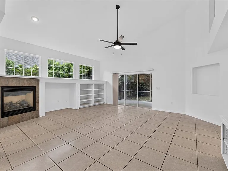 914 SW 83rd Ter — Photo 9