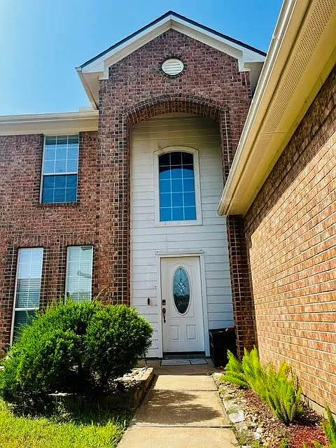 4 bed, 2.5 bath, 2653 sqft, $2,800 — Photo 2