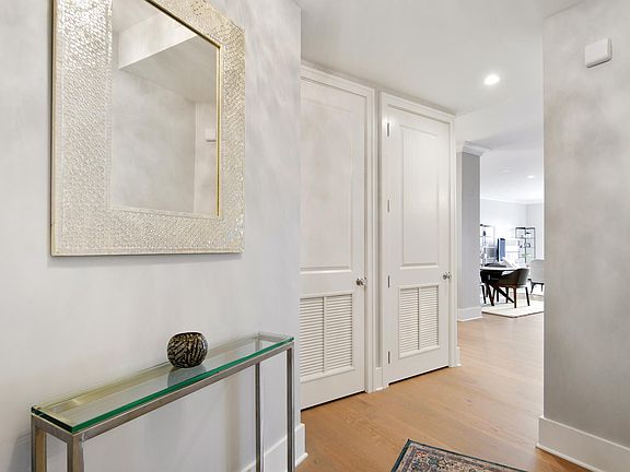 2nd image of 3808 N Lincoln Ave #404