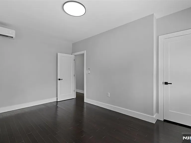 561 Grand Ave — Photo 5