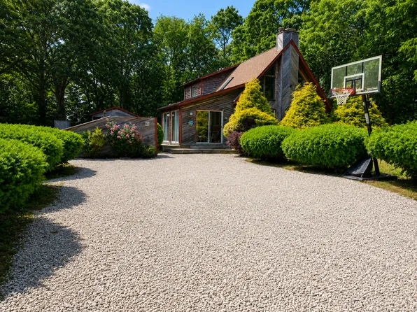 26 Center St, Charlestown, RI 02813