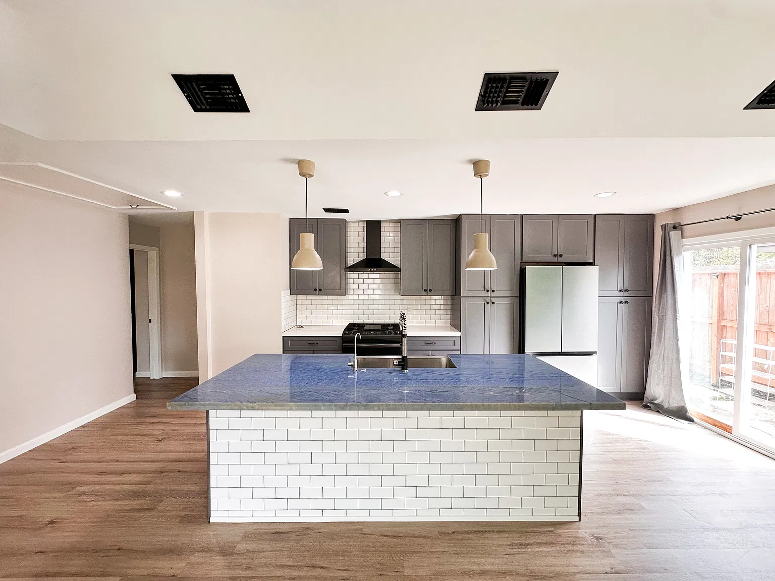 2 bed, 2.0 bath, 1200 sqft, $1,900 — Photo 4
