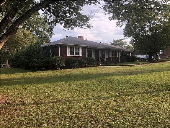 4th image of 216 Laurel Ave E