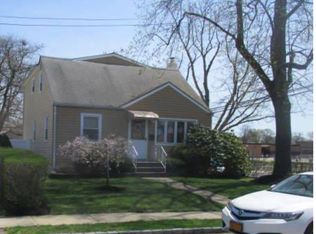 294 S 11th St, Lindenhurst, NY 11757