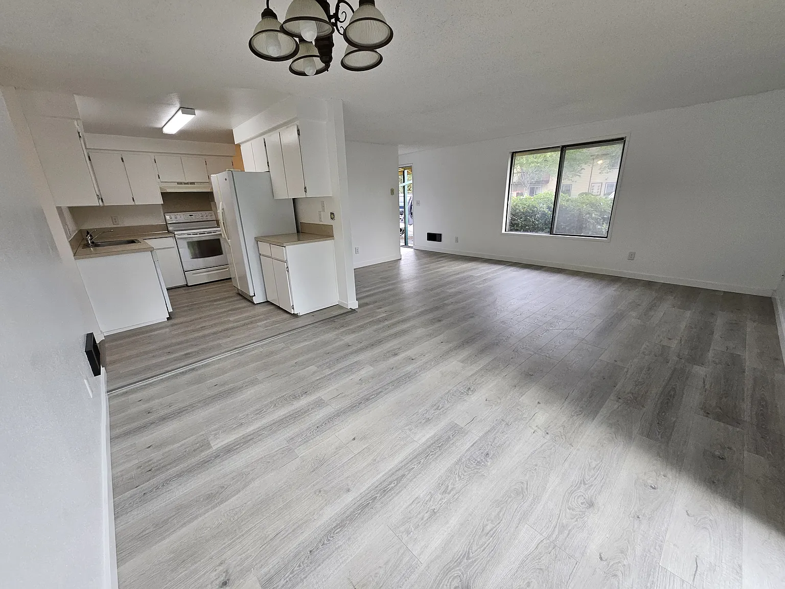 2 bed, 1000 sqft, $1,557 — Photo 4