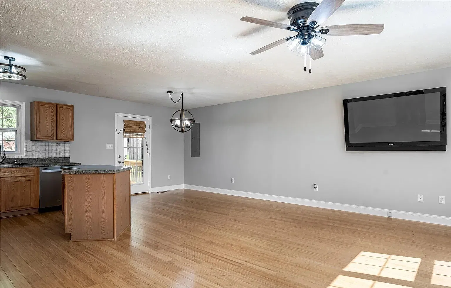 3 bed, 1260 sqft, $2,250 — Photo 4
