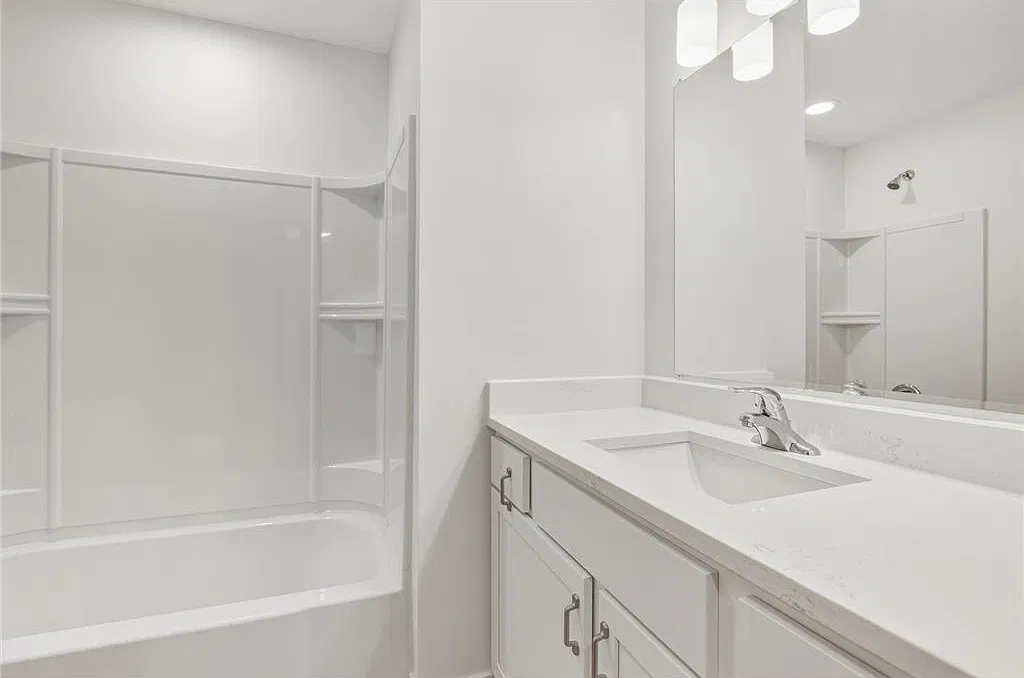 3 bed, 1300 sqft, $2,050 — Photo 3