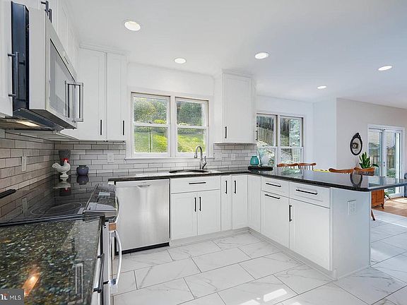 2nd image of 9505 Columbia Blvd