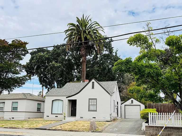 215 Coombs St — Photo 24