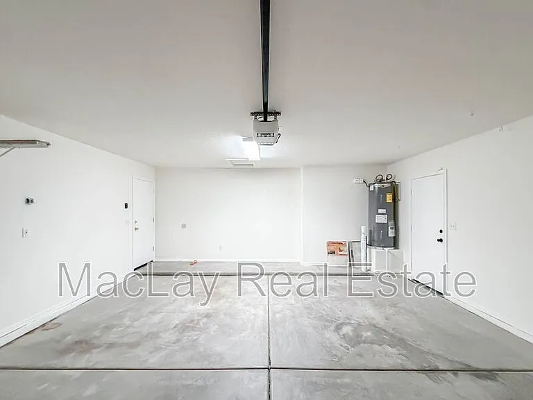 2863 E Oakland Ct — Photo 19