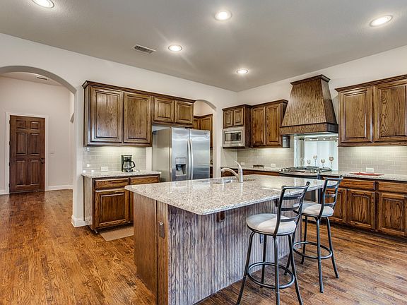 5th image of 406 Hogue Ln