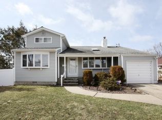35 Gary Rd, Syosset, NY 11791