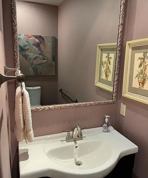 2nd master sink in toilet room