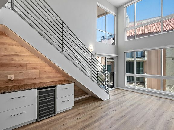 5th image of 565 Esplanade Unit 401