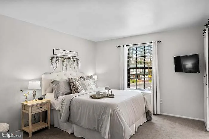 3 bed, 1.5 bath, 1328 sqft, $2,950 — Photo 3