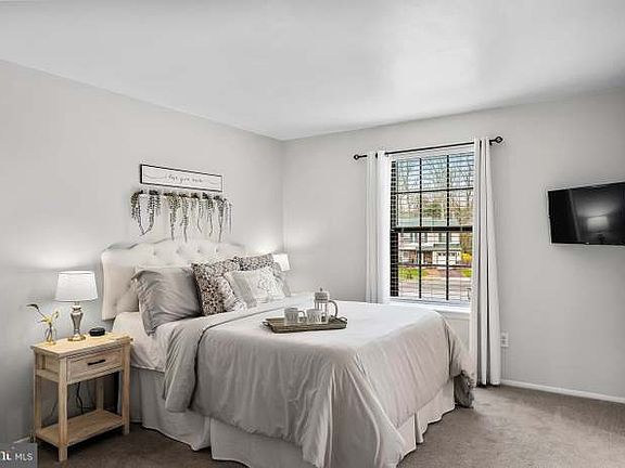3rd image of 7 Woodstream Ct