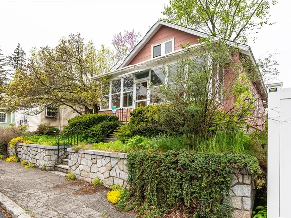 84 Farmland Rd, Lowell, MA 01850
