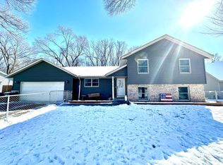 313 Ridgecrest Dr, Cannon Falls, MN 55009