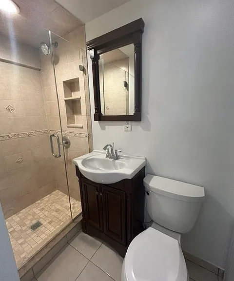 Guest Full Bathroom Main Floor (1st fl)
