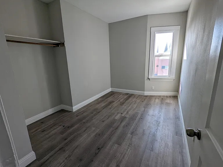 914 E 18th St — Photo 11