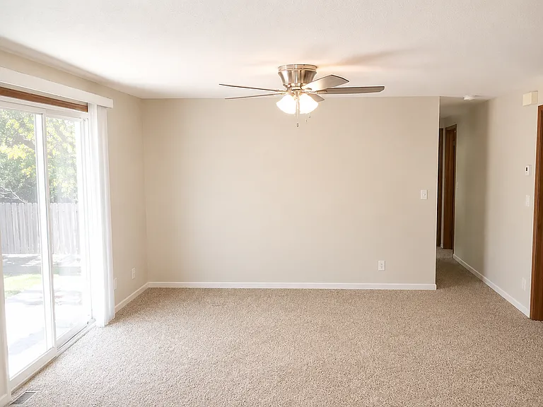 919 Queens Ct — Photo 12