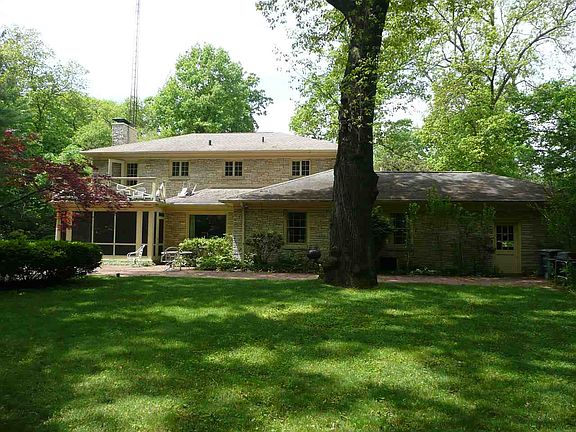 3rd image of 2902 S Twyckenham Dr