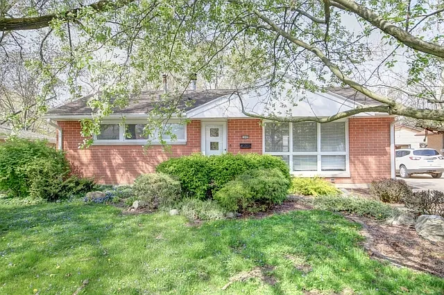 1009 Grant Pl photo 1