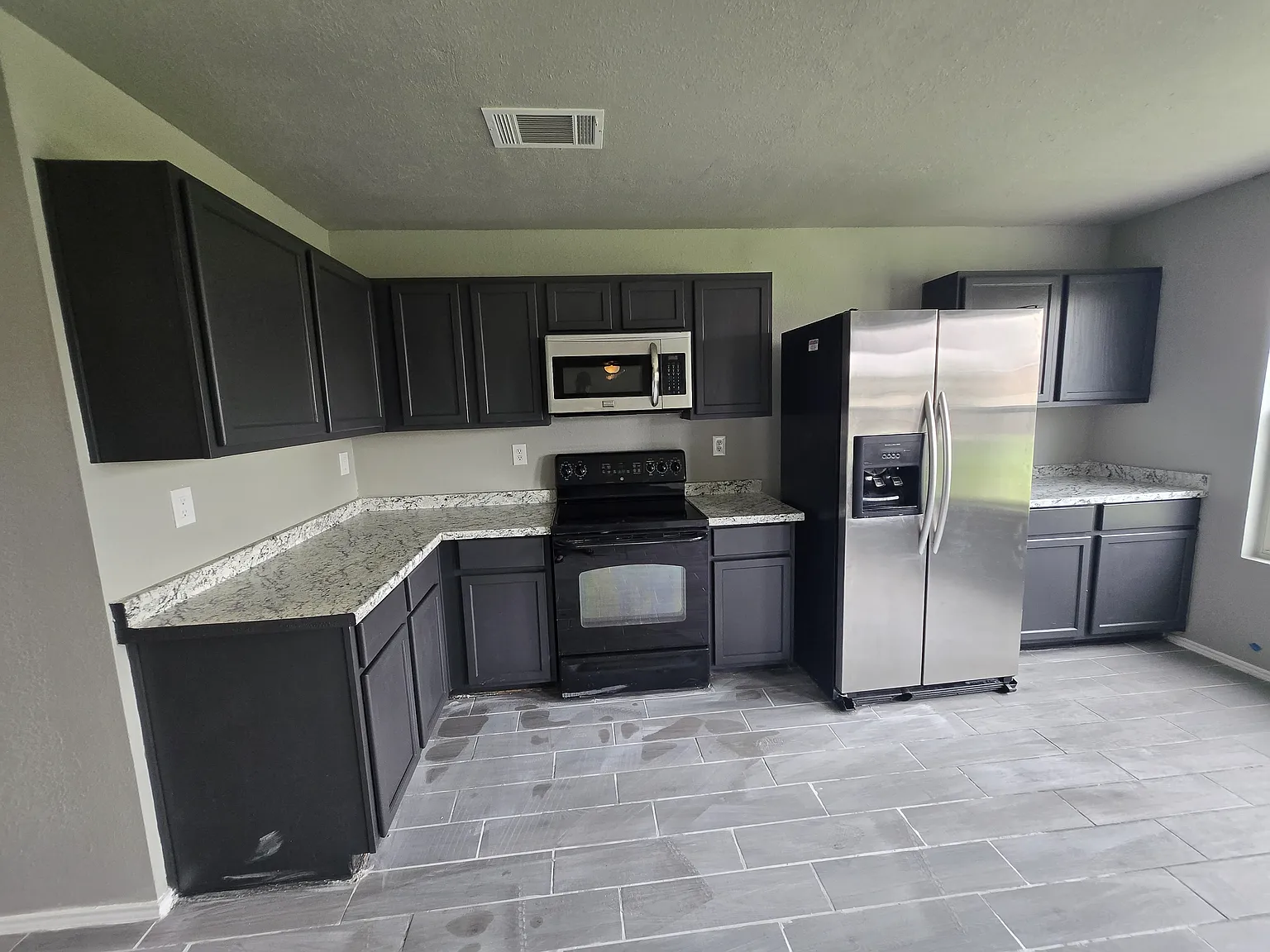 4 bed, 2.5 bath, 3752 sqft, $3,000 — Photo 4