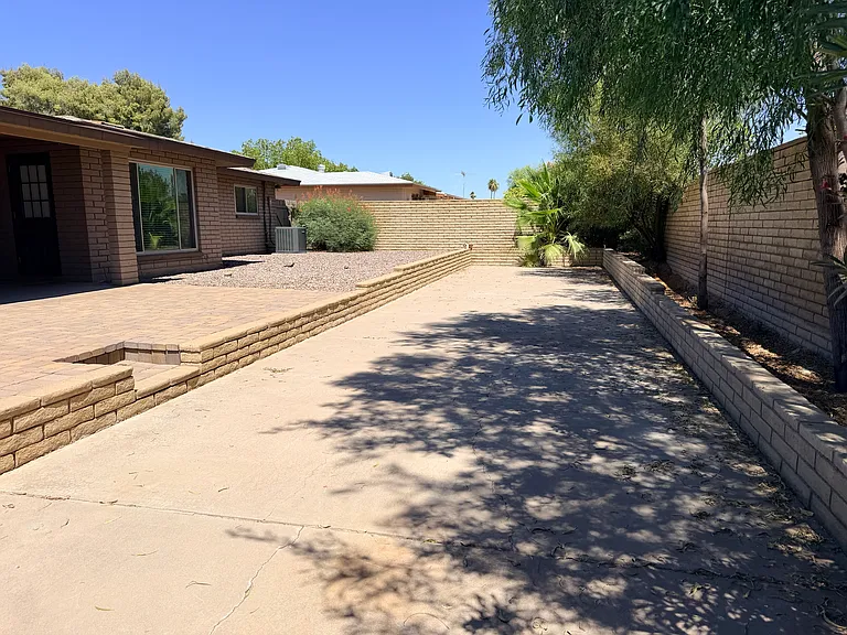 E Evergreen St — Photo 11