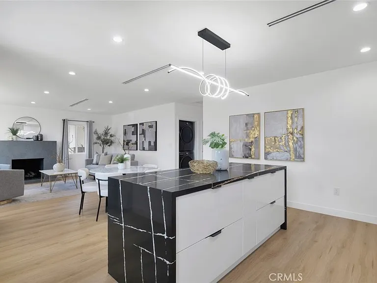 2115 W Clark Ave — Photo 10