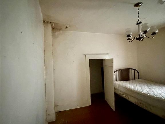 3rd image of 404 W Sylvandell St