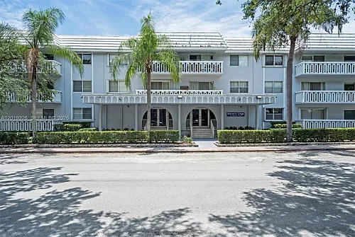 100 Edgewater Dr Photo 1
