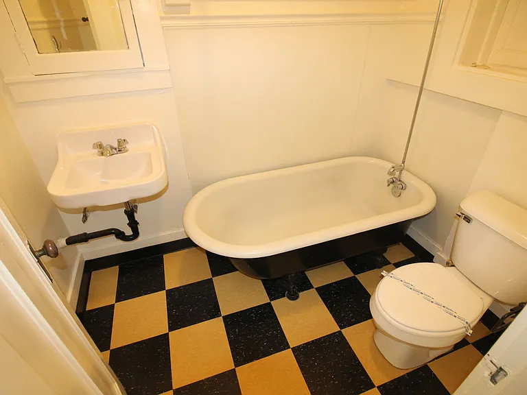 Raintree Apartments — Photo 17