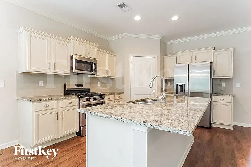 5 bed, 3.0 bath, 2535 sqft, $2,405 — Photo 4
