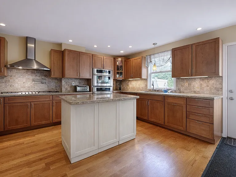 2 Ward Ct — Photo 2
