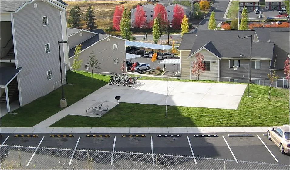 Creekside Apartments — Photo 3