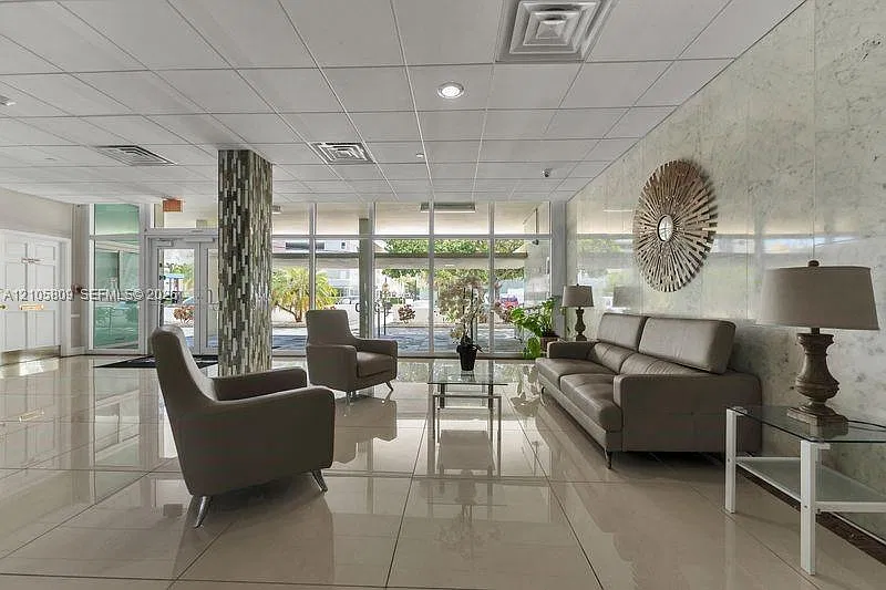 St Regis Apts Condo — Photo 4
