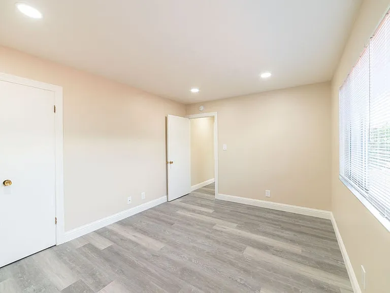 490 42nd St — Photo 10
