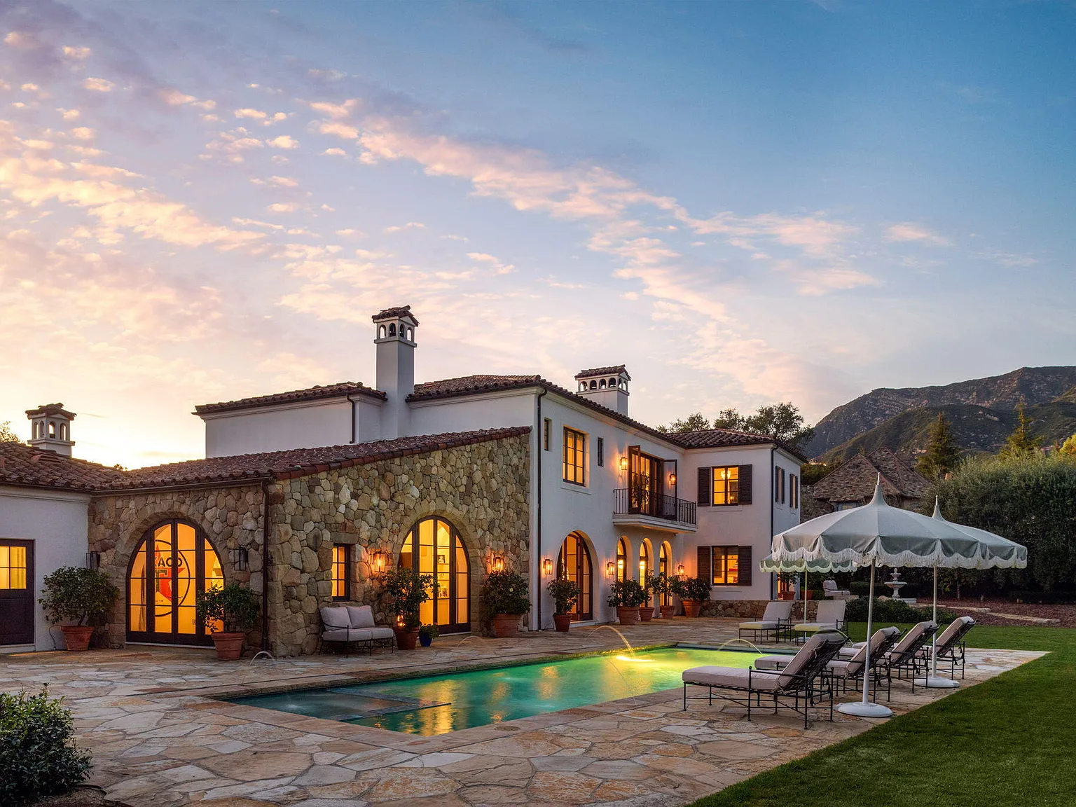 5 bed, 6.5 bath, 6416 sqft, $70,000 — Photo 3